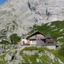 Das Hochtor im Gesäuse von Osten, im Vordergrund die Hesshütte